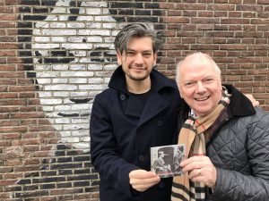 Ronnie Tober reikt cd uit aan Maaryen Heijmans